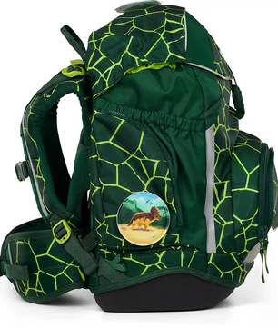 Das ergobag Pack Set (2025) BärRex von ergobag ist ein dunkelgrüner Kinder-Schulrucksack mit leuchtend gelbem geometrischem Muster, Löwenabzeichen auf der Seitentasche und einem ergonomischen Tragesystem für hohen Tragekomfort.