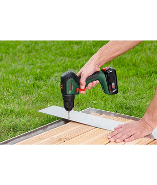 Eine Person bohrt im Freien mit dem Bosch 18 V Akku-Bohrschrauber UniversalDrill 18V-60 Solo von Bosch in eine Metallleiste auf Holzbohlen und sorgt so für sicheres Bohren mit Akku-Komfort im Gras.
