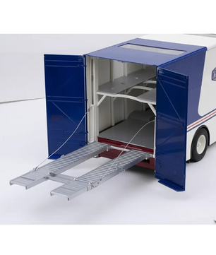 Präsentieren Sie Ihre 1:18-Modelle mit dem Schuco Mercedes-Benz O 317 Sammlermodell - weiß, mit blauen Türen zum Öffnen, zwei Metallrampen und von hinten sichtbaren Ablagen - ideal für die Präsentation Ihres Rothmans Porsche oder anderer Sammlermodelle.