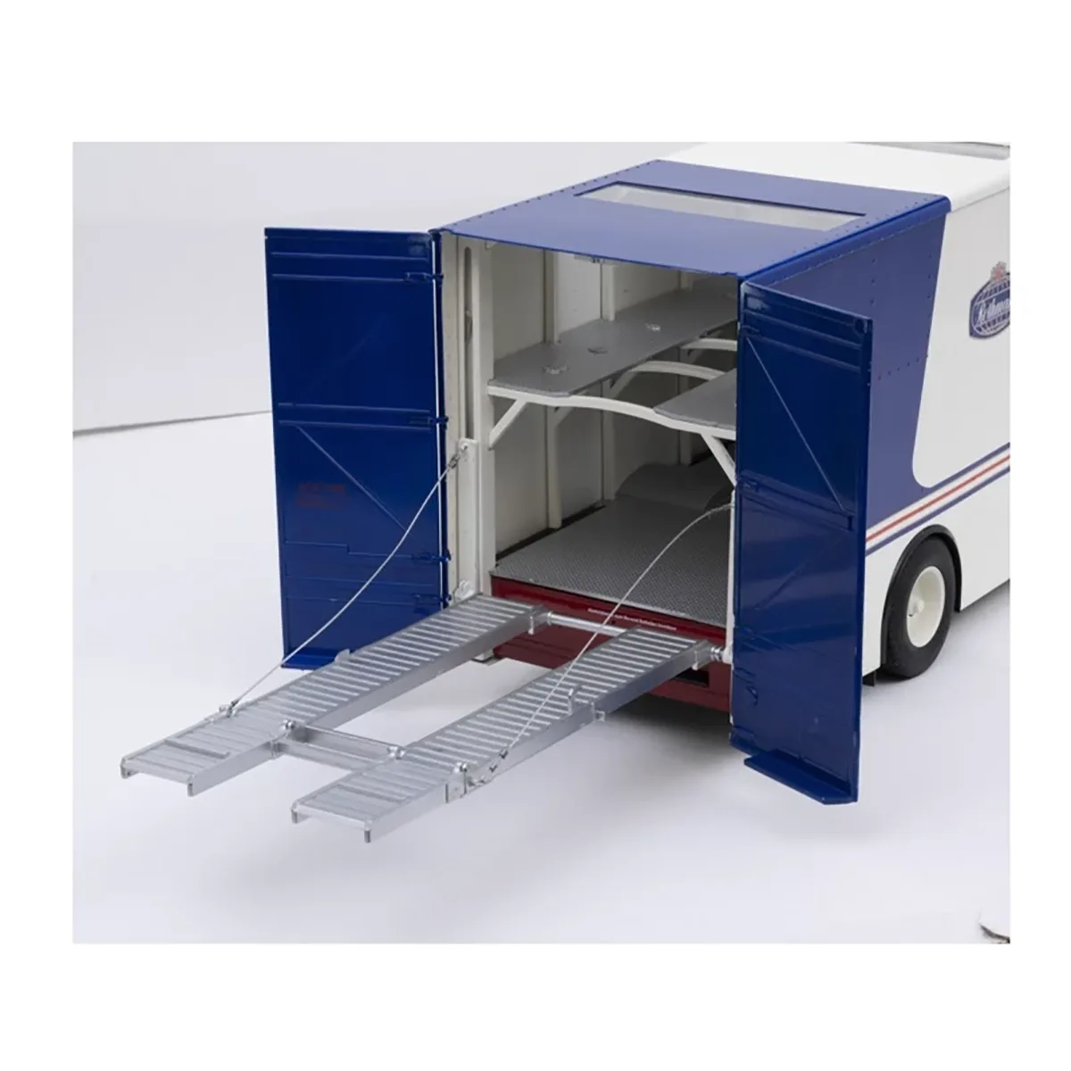 Präsentieren Sie Ihre 1:18-Modelle mit dem Schuco Mercedes-Benz O 317 Sammlermodell - weiß, mit blauen Türen zum Öffnen, zwei Metallrampen und von hinten sichtbaren Ablagen - ideal für die Präsentation Ihres Rothmans Porsche oder anderer Sammlermodelle.