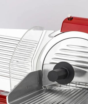 Eine Nahaufnahme des H.Koenig Allesschneiders MSX254 240 W in rot mit 25 cm Klinge, Sicherheitsschutz und geriffelter Schneidefläche.