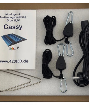 Die CASSY LED Pflanzenlampe - blau von CASSY LED enthält Kabel, Haken, Rollen und eine Anleitung. Es verfügt über ein dimmbares Vollspektrumlicht-Design, um ein gesundes Wachstum von Zimmerpflanzen zu unterstützen.
