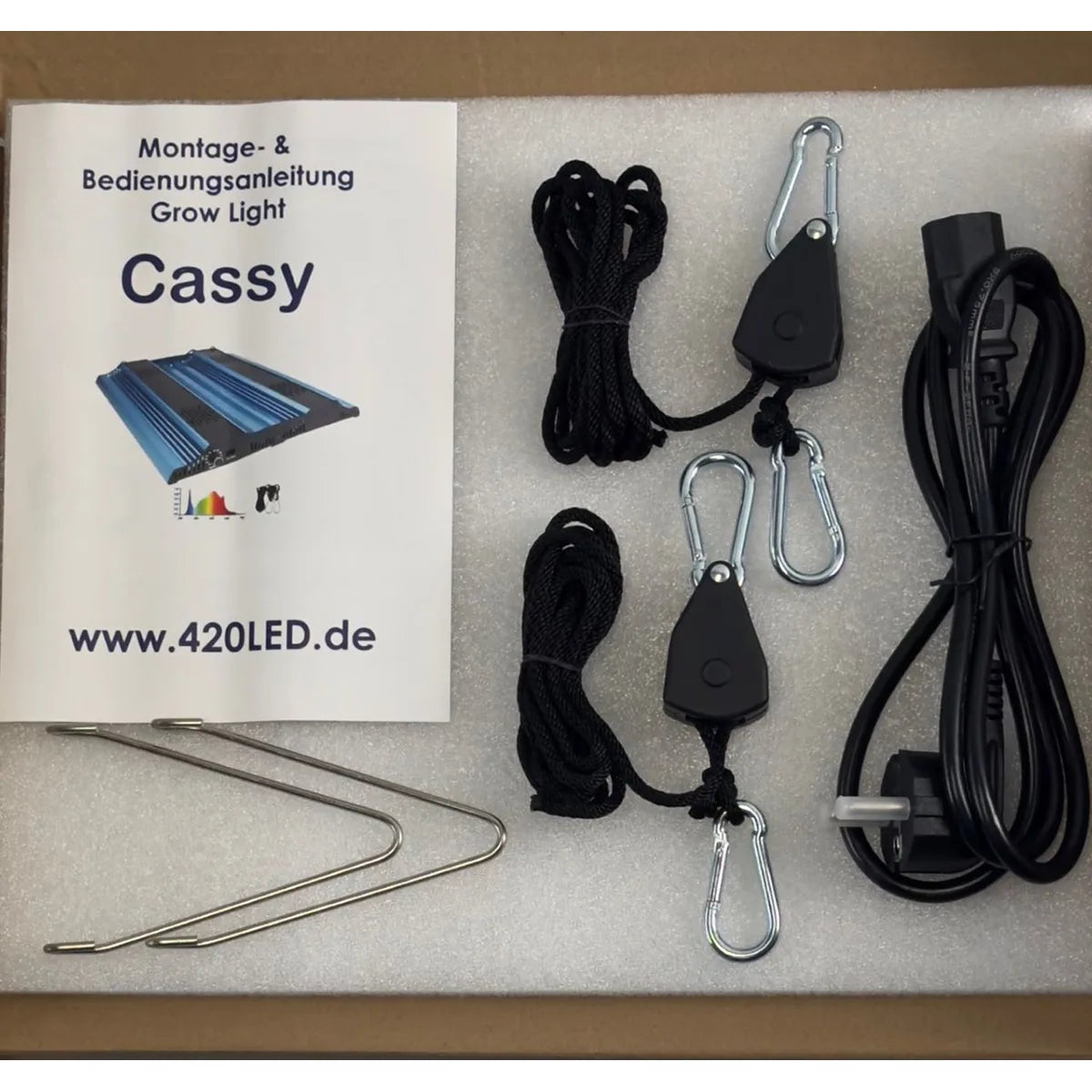 Die CASSY LED Pflanzenlampe - blau von CASSY LED enthält Kabel, Haken, Rollen und eine Anleitung. Es verfügt über ein dimmbares Vollspektrumlicht-Design, um ein gesundes Wachstum von Zimmerpflanzen zu unterstützen.
