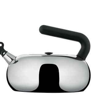 Der Alessi Bulbul Wasserkocher AC100 besticht durch sein modernes, glänzendes Edelstahldesign mit dem markanten, geschwungenen schwarzen Griff und der Ausgusskappe, die den ikonischen Stil der berühmten Wasserkocher von Alessi widerspiegeln.