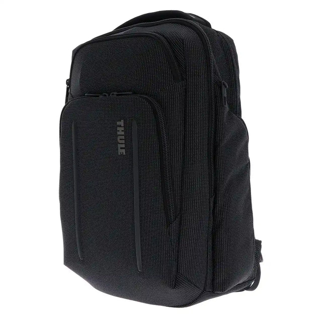 Der Thule Crossover 2 Rucksack 30L in Schwarz verfügt über mehrere Reißverschlussfächer, darunter ein SafeZone-Fach, und ist leicht schräg auf einem weißen Hintergrund abgebildet.