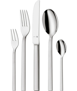 Fünf Teile des WMF Lyric Plus Besteck-Sets – Silber: Dessertgabel, Essgabel, Messer, Suppenlöffel und Teelöffel – aus Cromargan Protect-Edelstahl gefertigt und aufrecht präsentiert.