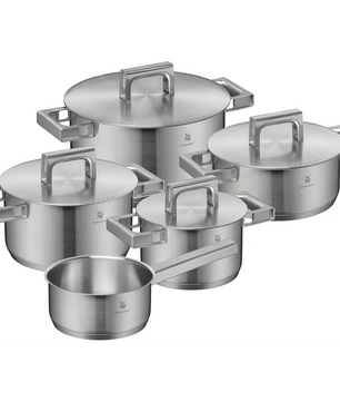 Das WMF Ultimate Cool Topfset Induktion 5-teilig von WMF umfasst vier Kochtöpfe mit Deckel und einen Stieltopf, alle mit markanten quadratischen Griffen - stilvoll auf weißem Hintergrund präsentiert.