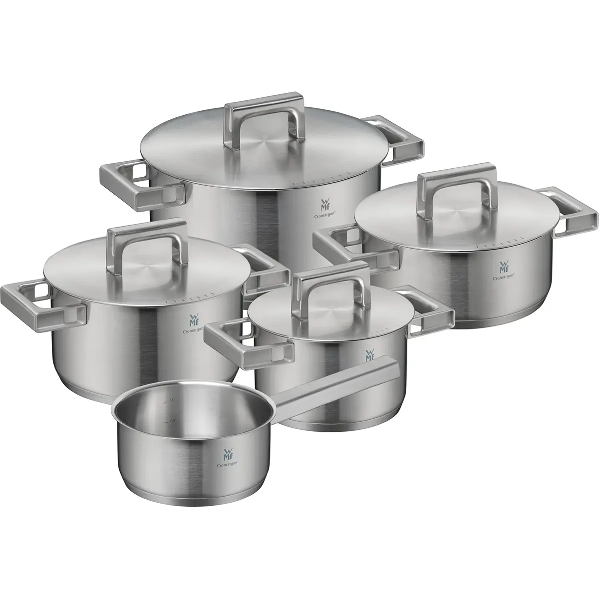 Das WMF Ultimate Cool Topfset Induktion 5-teilig von WMF umfasst vier Kochtöpfe mit Deckel und einen Stieltopf, alle mit markanten quadratischen Griffen - stilvoll auf weißem Hintergrund präsentiert.