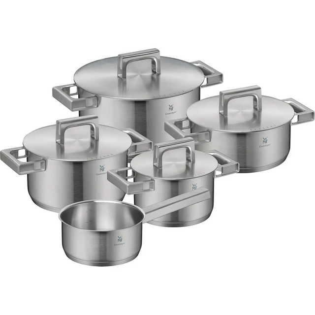 Das WMF Ultimate Cool Topfset Induktion 5-teilig von WMF umfasst vier Kochtöpfe mit Deckel und einen Stieltopf, alle mit markanten quadratischen Griffen - stilvoll auf weißem Hintergrund präsentiert.