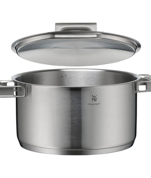 Das WMF Ultimate Cool Topfset Induktion 5-teilig besteht aus einem Edelstahltopf mit zwei Griffen und einem passenden Deckel, der leicht über den Topf angehoben ist - ein hochwertiges Edelstahl Kochgeschirr für jede Küche.