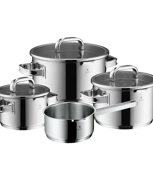 Das WMF Function 4 Advanced Topf-Set 4-teilig in Silber ist ein Set aus vier glänzenden Edelstahltöpfen mit Deckel, darunter Stielkasserollen und Suppentöpfe, auf weißem Grund.