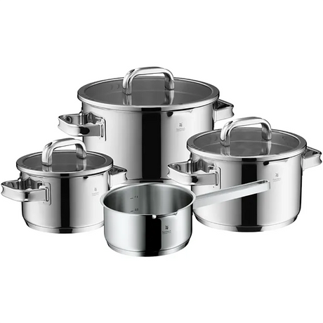 Das WMF Function 4 Advanced Topf-Set 4-teilig in Silber ist ein Set aus vier glänzenden Edelstahltöpfen mit Deckel, darunter Stielkasserollen und Suppentöpfe, auf weißem Grund.