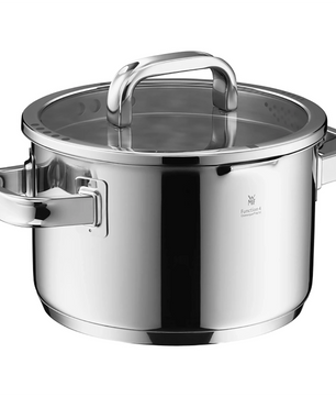 Das WMF Function 4 Advanced Topf-Set 4-teilig. - silber besteht aus glänzenden Edelstahltöpfen mit Glasdeckeln und stabilen Seitengriffen und vereint Langlebigkeit und Stil der Marke WMF.