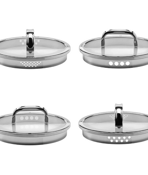 Das WMF Function 4 Advanced Topf-Set 4-teilig von WMF besteht aus vier silbernen Edelstahl-Topfdeckeln mit unterschiedlichen Sieblochmustern und Glaskörpern, die von der Seite betrachtet werden.