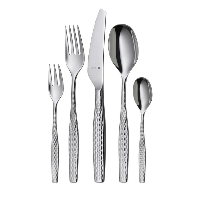 Fünfteiliges Set aus dem WMF Sentic Besteckset 30-teilig: zwei Gabeln, ein Messer und zwei Löffel mit strukturierten Griffen, gefertigt von WMF und ausgestattet mit einer langlebigen Cromargan protect Oberfläche.