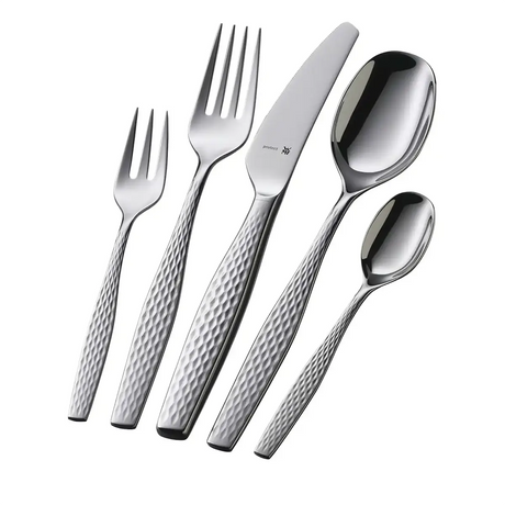 Fünf Teile aus dem WMF Sentic Besteckset 30-teilig: zwei Gabeln, ein Messer, ein Esslöffel und ein Teelöffel - von WMF aus langlebigem Cromargan protect-Edelstahl gefertigt.