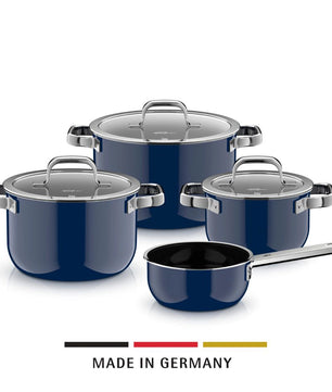 Drei blaue WMF Fusiontec Mineral Pro Topf-Set Töpfe (Tim Raue Edition, 4-teilig) mit Deckeln und silbernen Griffen. Text: Made in Germany.