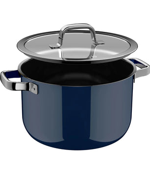 Ein WMF Fusiontec Mineral Pro Topf-Set, 4-teilig, Tim Raue Edition Kochtopf in blau mit silbernen Griffen und passendem Deckel, leicht geöffnet dargestellt.