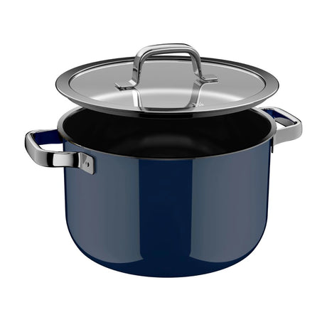 Ein WMF Fusiontec Mineral Pro Topf-Set, 4-teilig, Tim Raue Edition Kochtopf in blau mit silbernen Griffen und passendem Deckel, leicht geöffnet dargestellt.