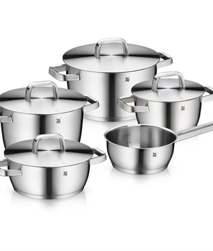 Ein hochwertiges 5-teiliges WMF Iconic-Topfset in Silber, bestehend aus fünf Edelstahltöpfen mit Deckeln – darunter ein Kochtopf –, wird vor einem weißen Hintergrund präsentiert und unterstreicht damit das Bekenntnis der Marke zu langlebiger Qualität und elegantem Design.
