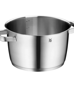 Dieser Edelstahltopf mit zwei Griffen und Maßmarkierungen im Inneren ist Teil des 5-teiligen WMF Iconic-Topf-Sets – silber, das von WMF fachmännisch aus strapazierfähigem Cromargan-Edelstahl gefertigt wurde.