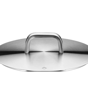 WMF-Edelstahldeckel für Kochtöpfe mit einem großen, rechteckigen Griff an der Oberseite, von vorne gesehen; gefertigt aus hochwertigem Cromargan-Edelstahl und fachmännisch gestaltet, um das WMF Iconic 5-teilige Topfset in Silber zu ergänzen.