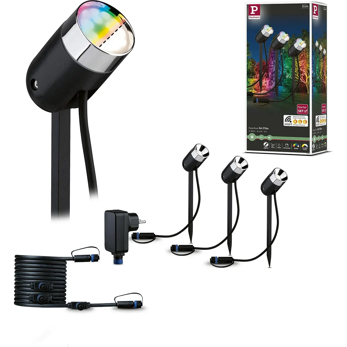 Abgebildet sind drei Paulmann Plug & Shine Basisset Außenleuchten in schwarz mit Netzteil, Verlängerungskabel und ZigBee Starterset-Verpackung von Paulmann.