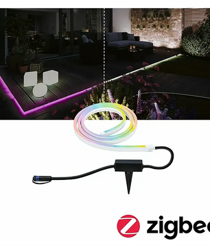 Paulmann Plug & Shine Smooth Strip RGBW, 2 m – weiß, von Paulmann, mit einem Erdspieß, der einen Gartenweg in leuchtenden RGBW-Tunable-White-Farben hell beleuchtet; unten ist das Zigbee-Logo zu sehen.