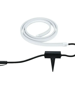 Paulmann Plug & Shine Smooth Strip RGBW, 2 m – weiß, ein weißer LED-Lichtstreifen für den Außenbereich mit integriertem schwarzem Erdspieß und Stecker, ist auf weißem Hintergrund aufgerollt. Dieses Beleuchtungsprodukt von Paulmann verfügt über die RGBW-Tunable-White-Technologie für eine vielseitige Außenbeleuchtung.