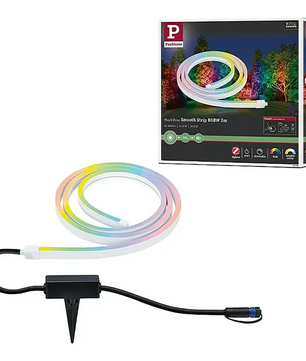 Der Paulmann Plug & Shine Smooth Strip RGBW, 2 m – weiß ist ein LED-Streifen für den Außenbereich mit einstellbarem Weiß und RGBW-Farben, hier abgebildet mit einem Erdspieß und einer Verpackung, die mit bunten Bäumen verziert ist – ideal für jede Plug & Shine-Garteninstallation.