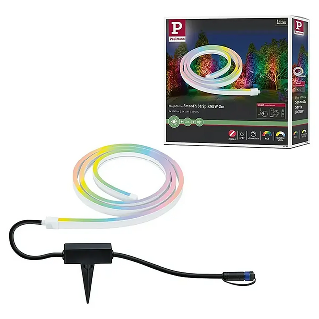 Der Paulmann Plug & Shine Smooth Strip RGBW, 2 m – weiß ist ein LED-Streifen für den Außenbereich mit einstellbarem Weiß und RGBW-Farben, hier abgebildet mit einem Erdspieß und einer Verpackung, die mit bunten Bäumen verziert ist – ideal für jede Plug & Shine-Garteninstallation.