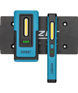 Das HAZET 1979NW/3 LED-Inspektionslampen-Set in Blau umfasst eine rechteckige und eine stiftförmige Hazet-Lampe auf einer schwarzen Halterung, die beide kabellos aufladbar sind und sich somit bequem in Ihrer Werkstatt einsetzen lassen.