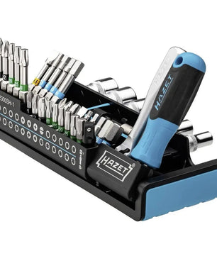 Das Hazet 2300SH-1 Bit-Set – blau umfasst einen Schraubendrehergriff, verschiedene Bits und Steckschlüsseleinsätze in einem blauen Halter – ein idealer Werkzeugsatz und ein Bit-Magazin für jeden Werkzeugkasten.