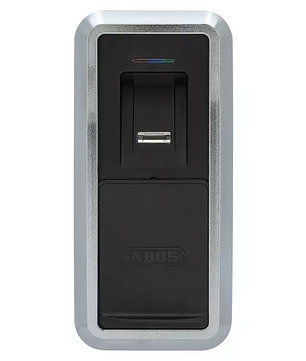 Der ABUS HomeTec Pro CFS3100 Bluetooth-Fingerscanner in Schwarz eignet sich ideal für den schlüssellosen Zugang und verfügt über eine kleine Leuchtanzeige; er ist mit dem ABUS HomeTec Pro-System kompatibel.