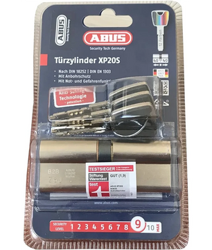 Der ABUS XP20S Türzylinder Schloss - silber wird mit drei Schlüsseln in einer Kunststoffverpackung geliefert, bietet eine hohe Sicherheitsstufe von 9/10 und verfügt über eine Not- und Gefahrenfunktion für mehr Sicherheit.