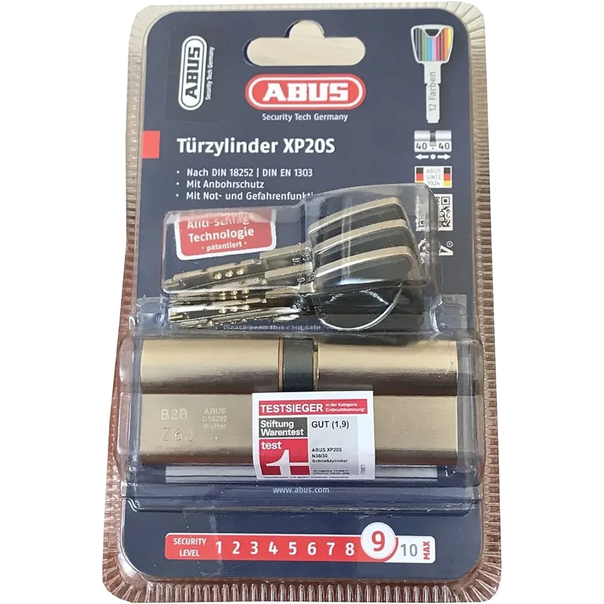 Der ABUS XP20S Türzylinder Schloss - silber wird mit drei Schlüsseln in einer Kunststoffverpackung geliefert, bietet eine hohe Sicherheitsstufe von 9/10 und verfügt über eine Not- und Gefahrenfunktion für mehr Sicherheit.