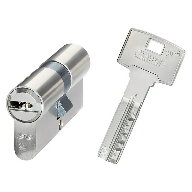 Ein ABUS XD25 40/40 Profilzylinder-Schloss in Silber mit passendem Schlüssel, dargestellt auf weißem Hintergrund.