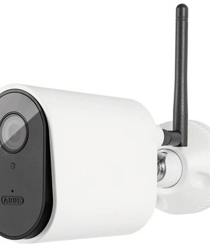Die ABUS PPIC44520 WLAN-Außenkamera – weiß ist eine weiße Überwachungskamera von ABUS mit schwarzer Vorderseite, Wandhalterung und einer oben angebrachten Antenne. Diese Kamera verfügt zudem über Infrarot-Nachtsicht für eine klare Überwachung auch bei Nacht.