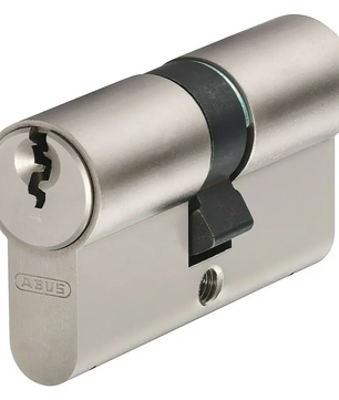 Der ABUS E30NP 40/55 Profilzylinder in Silber ist schräg vor weißem Hintergrund abgebildet. Dieser Türzylinder bietet zusätzliche Sicherheit mit Not- und Gefahrenfunktion.