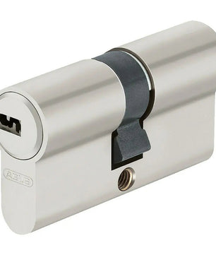 Der ABUS Abus D6X 50/60 Profilzylinder in Silber, ein Doppelzylinder-Europrofilschloss mit Schlüsselloch und Schraubloch, ist auf weißem Hintergrund abgebildet.