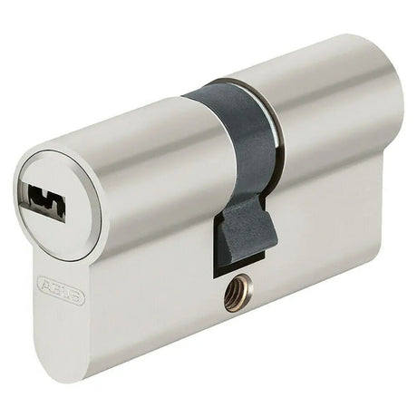Der ABUS Abus D6X 50/60 Profilzylinder in Silber, ein Doppelzylinder-Europrofilschloss mit Schlüsselloch und Schraubloch, ist auf weißem Hintergrund abgebildet.