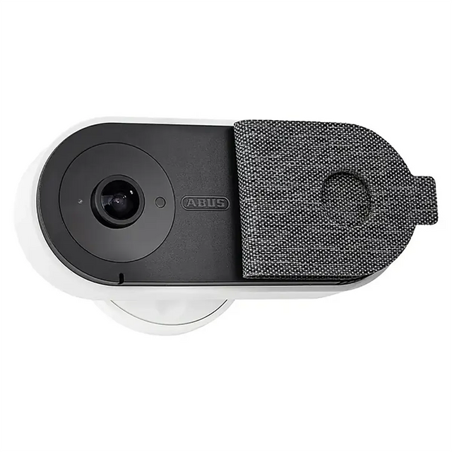 Weiße ABUS Privacy-Innenkamera mit einer strukturierten grauen Objektivabdeckung, die teilweise aufgeschoben ist – ideal für die Raumüberwachung als Überwachungskamera für den Innenbereich von ABUS.