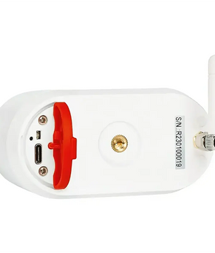 Weißes ABUS Pro PPIC91000 Akku-Kameragerät mit roter Abdeckung, Micro-USB-Anschluss, Antenne, Seriennummernaufkleber und Befestigungsöffnung – ideal als wetterfeste Überwachungskamera mit lokaler Speicherung für flexible und zuverlässige Sicherheit.