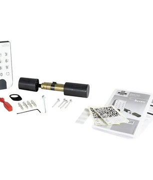 Das BURG-WÄCHTER secuENTRY Home 5001 PIN-Türschloss-Set in Weiß bietet eine komplette elektronische Türschlosslösung für den schlüssellosen Zugang und umfasst einen elektronischen Zylinder, Schrauben, Schraubendreher, Inbusschlüssel und Bedienungsanleitungen – alles, was Sie von BURG-WÄCHTER benötigen, auf weißem Hintergrund.