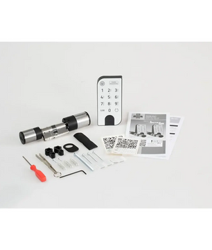 BURG-WÄCHTER secuENTRY easy 7601 PIN-Türschloss – silber, inklusive Fernbedienung, Schraubendreher, Schlüsseln, schwarzem Beutel, Bedienungsanleitung und QR-Code auf weißem Hintergrund – für eine schlüssellose Zugangskontrolle.