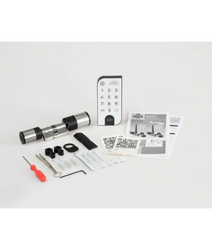 BURG-WÄCHTER secuENTRY easy 7602 FP Türschloss – silber: Komplettset mit Fingerabdruck-Tastatur, elektronischem Schließzylinder, Schraubendreher, Schrauben, Picks und Anleitung – auf weißem Hintergrund. Schlüsselloser Zugang dank modernem elektronischem Türschloss von BURG-WÄCHTER.