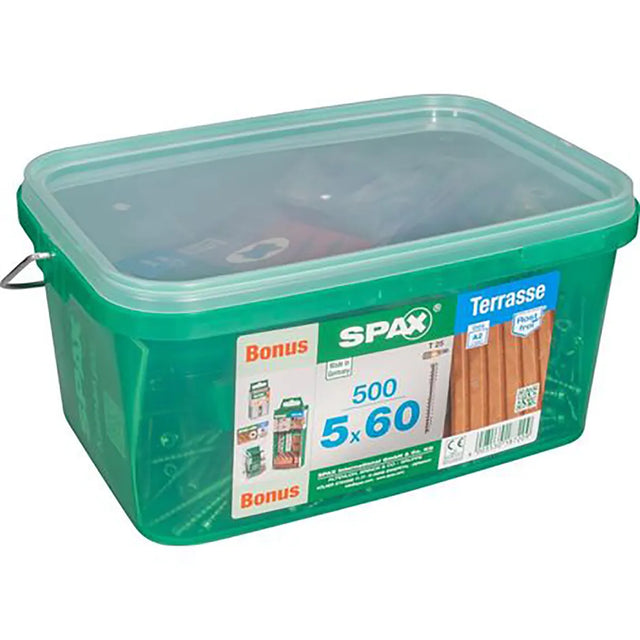 Das SPAX 5 × 60 mm Terrassenschrauben-Set – grün von SPAX wird in einer grünen Kunststoffbox mit durchsichtigem Deckel geliefert und enthält 500 langlebige Schrauben aus Edelstahl A2 – ideal für die sichere Befestigung von Terrassendielen.