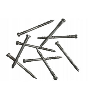 Neun SPAX 5 × 60 mm Terrassenschrauben der Marke SPAX sind auf einem weißen Hintergrund verteilt, wobei sich einige überlappen und in unterschiedlichen Winkeln angeordnet sind. Mit ihrer markanten grünen Oberfläche und aus robustem Edelstahl A2 gefertigt, bieten diese Schrauben außergewöhnliche Langlebigkeit und Zuverlässigkeit und eignen sich daher ideal zur Befestigung von Terrassendielen bei Terrassenprojekten im Außenbereich.