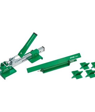 Grüner, heftklammerloser Tacker mit Griff, sechs grünen Heftklammern und einem grünen Stift mit Etui im Lineal-Design – perfekt für alle Ihre Organisationsaufgaben beim Verlegen von Terrassendielen oder wenn Sie Ihren SPAX Kaiman Pro Brettrichter – grün von SPAX griffbereit haben möchten.