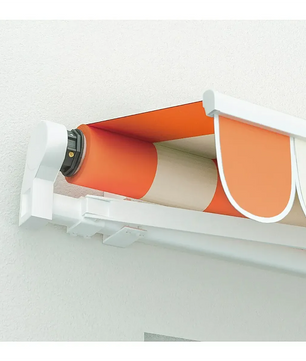 Der Schellenberg Standard 40 - 40 Nm Markisenmotor - gelb ist perfekt für Gelenkarmmarkisen geeignet und treibt eine aufrollbare Markise mit orange-beigen Streifen an, die an einer weißen Wand montiert ist.